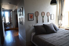 2 bedrooms, iron/ironing board, free WiFi, bed sheets - Night Owl 4S DOWNTOWN! (optional paid parking upon request) (Eureka Springs)