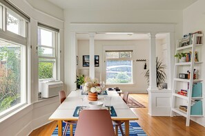 Dining - Cozy Georgetown Apartment (Seattle)