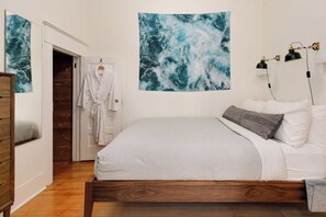 1 chambre, bureau, fer et planche à repasser, lit de bébé portatif