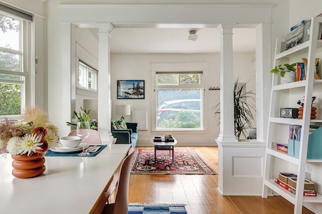 Interior. Cozy Georgetown Apartment