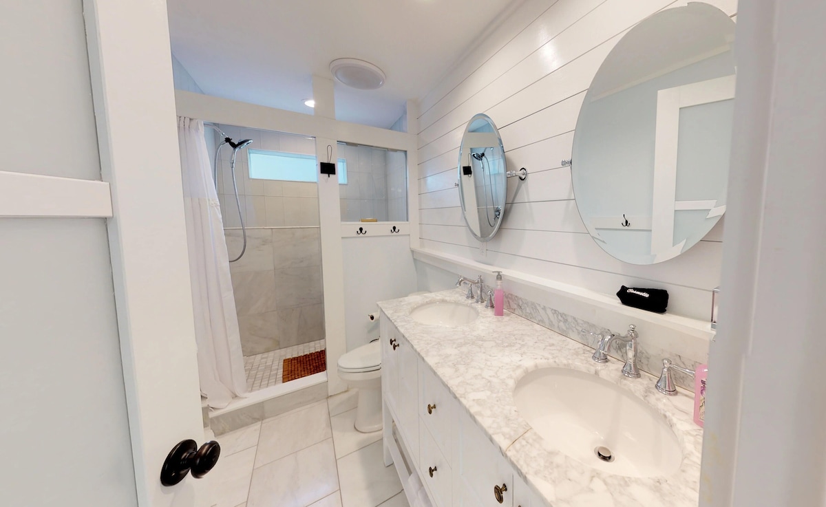 Photo 24 of 💲Romantic Renovated Secret Garden💲 Marble Floors & Bath – DT Just Half Mile - Beach Only 3