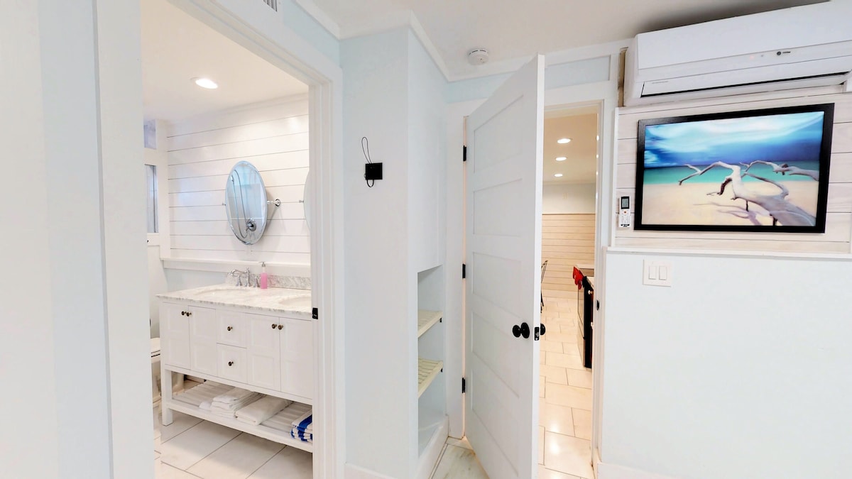 Photo 27 of 💲Romantic Renovated Secret Garden💲 Marble Floors & Bath – DT Just Half Mile - Beach Only 3