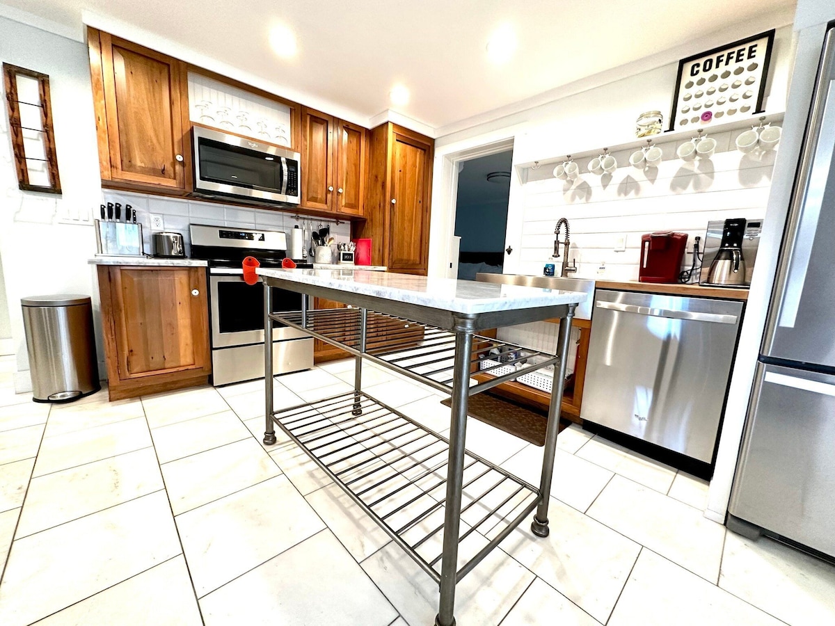 Photo 30 of 💲Romantic Renovated Secret Garden💲 Marble Floors & Bath – DT Just Half Mile - Beach Only 3
