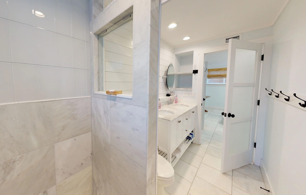 Photo 6 of 💲Romantic Renovated Secret Garden💲 Marble Floors & Bath – DT Just Half Mile - Beach Only 3