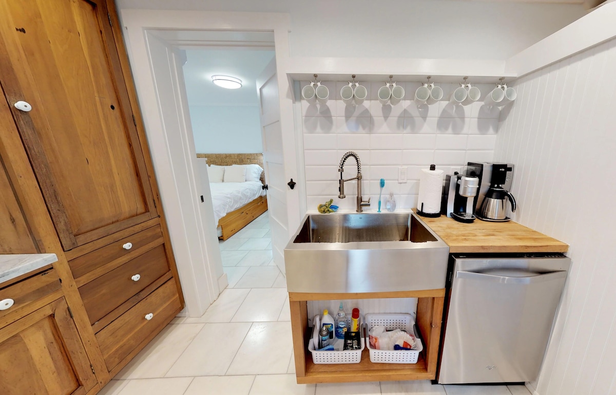 Photo 11 of 💲Romantic Renovated Secret Garden💲 Marble Floors & Bath – DT Just Half Mile - Beach Only 3