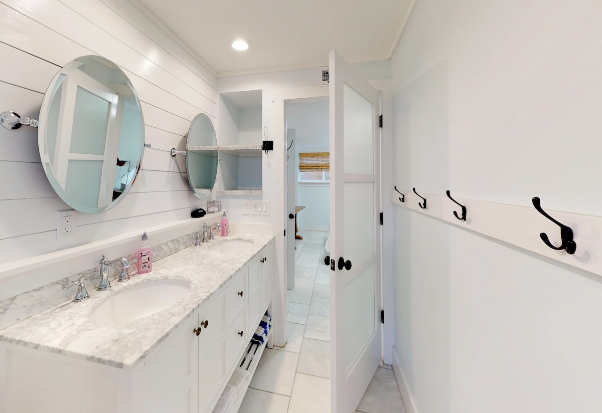 Photo 23 of 💲Romantic Renovated Secret Garden💲 Marble Floors & Bath – DT Just Half Mile - Beach Only 3