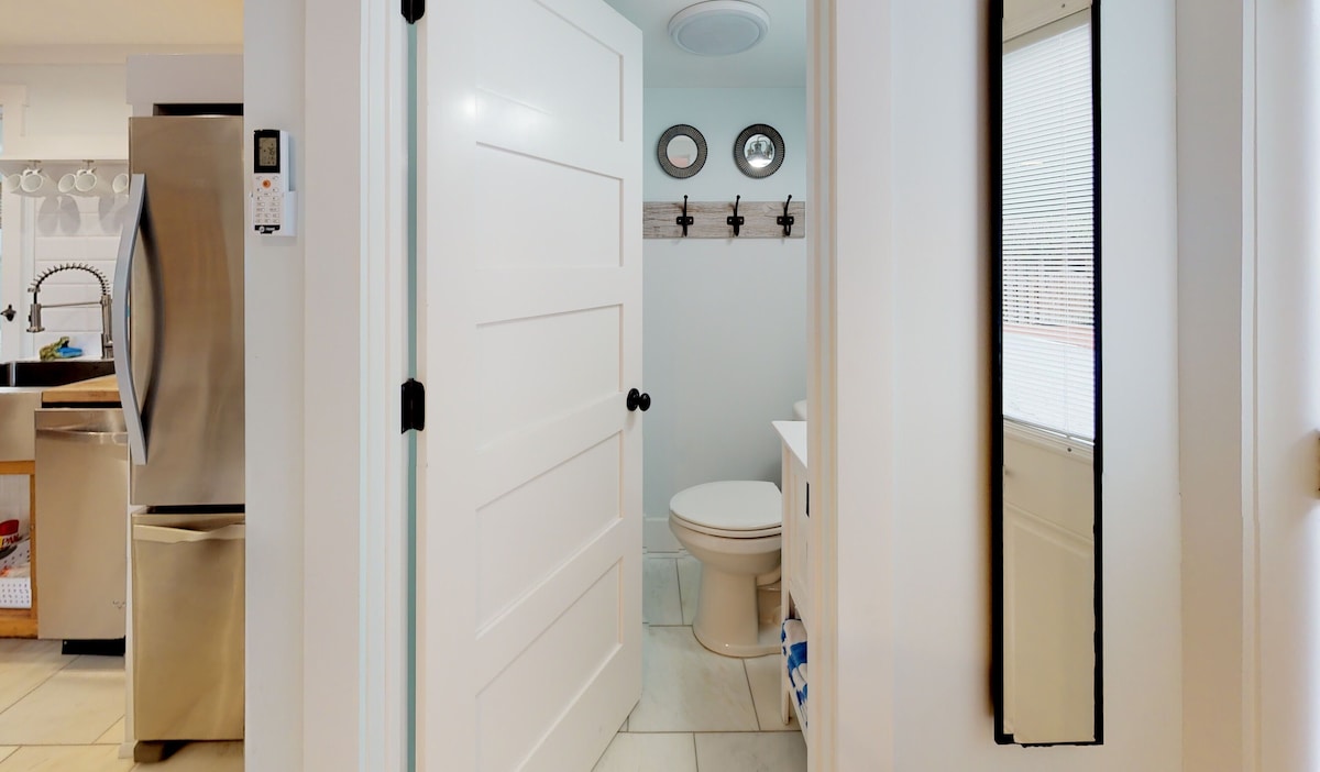 Photo 9 of 💲Romantic Renovated Secret Garden💲 Marble Floors & Bath – DT Just Half Mile - Beach Only 3