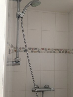 Hårtørrer, Sæbe, Toiletpapir