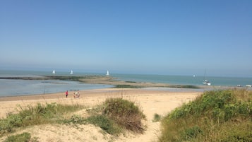 Una spiaggia nelle vicinanze