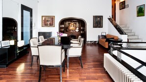 Una sala de estar moderna con chimenea, un comedor y una escalera.