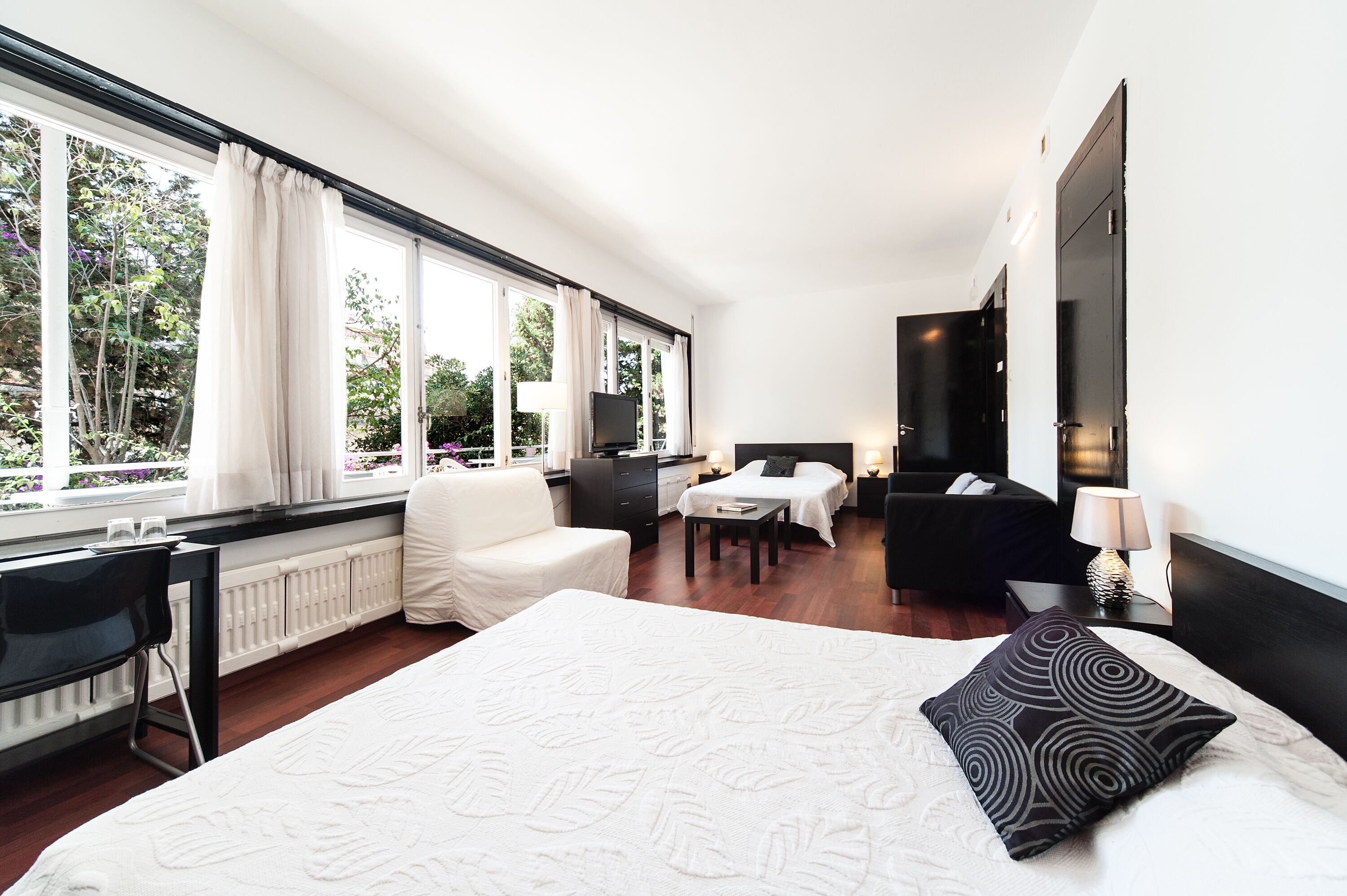 4 bedrooms, desk, soundproofing, iron/ironing board