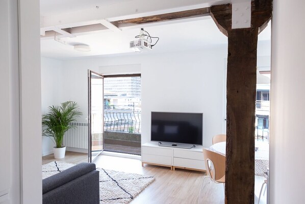 Smart-TV, videospill og filmbibliotek