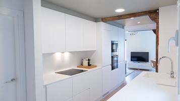 Een koelkast, een microgolfoven, een oven, een kookplaat