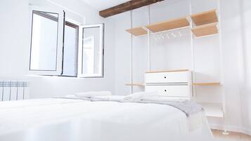 2 slaapkamers, geluiddichte muren, een strijkplank/strijkijzer