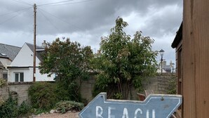 A directional sign pointing to the beach. - Beautiful cottage by the sea. (Nairn)