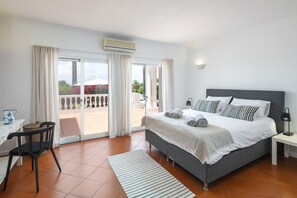 3 quartos, escrivaninha, ferros/tábuas de passar roupa, berço de viagem