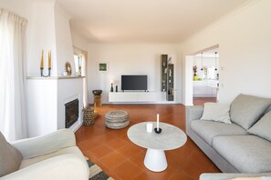 Smart-TV, peis og bøker