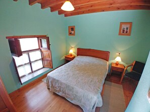 3 bedrooms, iron/ironing board, bed sheets