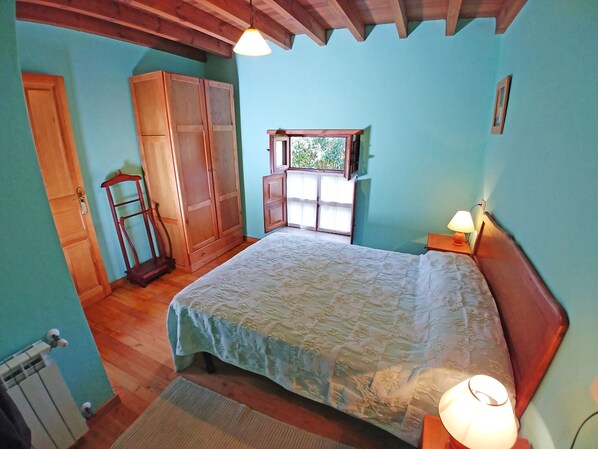 3 habitaciones, tabla de planchar con plancha y ropa de cama