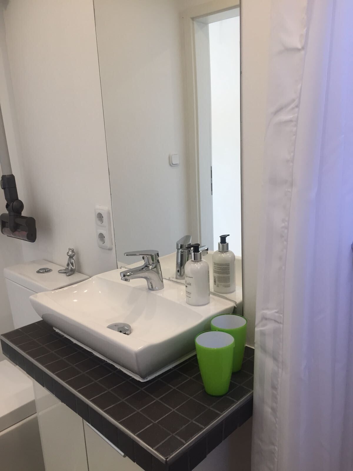 Shower, towels, shampoo
