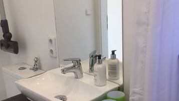 Doccia, asciugamani, shampoo