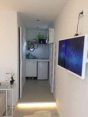 Interior - W-Lan, kitchenette, bathroom, shower, sofa bed, smart TV (Leverkusen - Hitdorf)