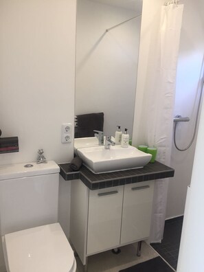 Dusche, Handtücher, Shampoo