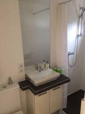 Shower, towels, shampoo