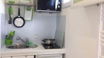 Réfrigérateur, micro-ondes, plaque de cuisson, cafetière/bouilloire