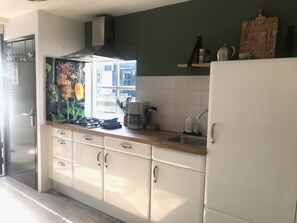 冷蔵庫、電子レンジ、オーブン、コンロ