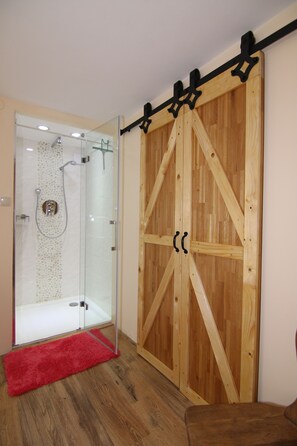 Dusche, Haartrockner, Handtücher, Seife