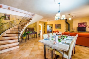 Dining - Finca Vernissa next to Can Picafort private pool (Santa Margalida)