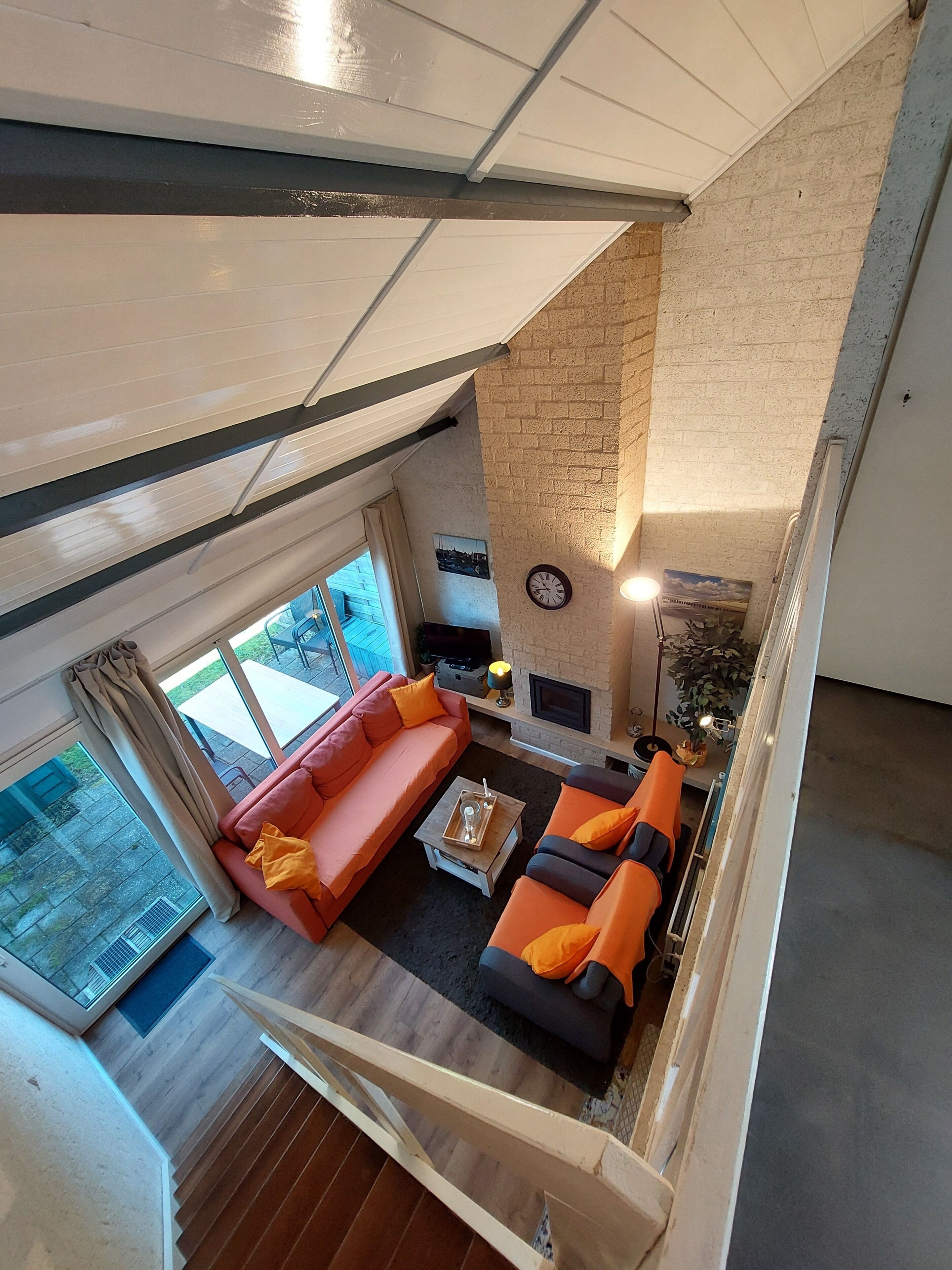 Télévision, cheminée, table de tennis de table, livres