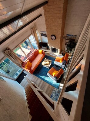 Televisión, chimenea, tenis de mesa y libros 