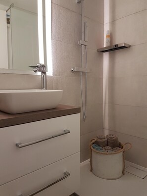 Dusche, Haartrockner, Handtücher, Seife