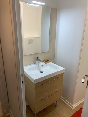 Een douche, een haardroger, handdoeken, toiletpapier