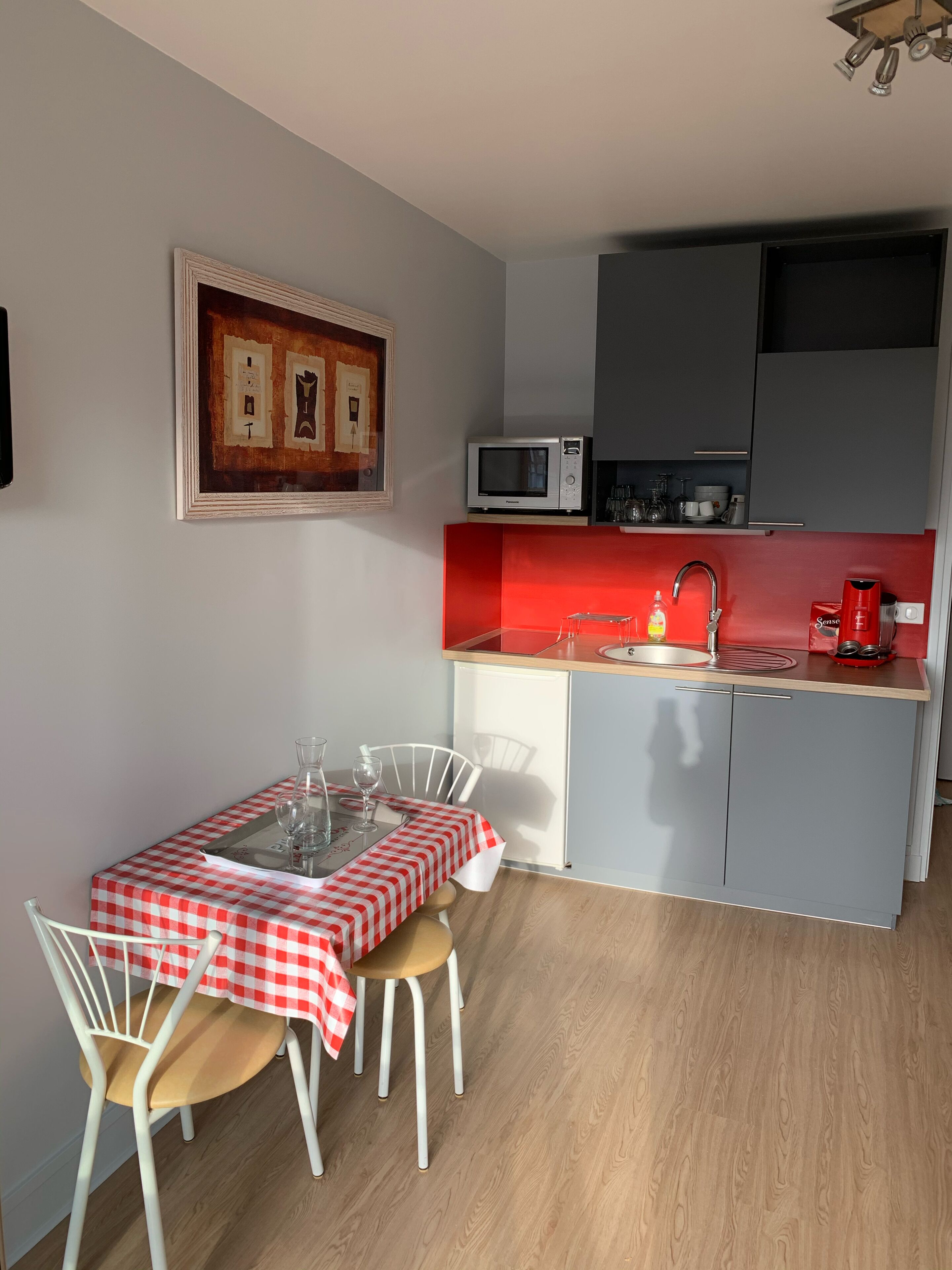 Réfrigérateur, micro-ondes, plaque de cuisson, cafetière/bouilloire
