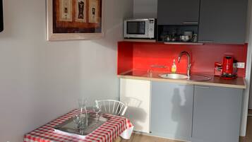 Fridge, microwave, stovetop, coffee/tea maker