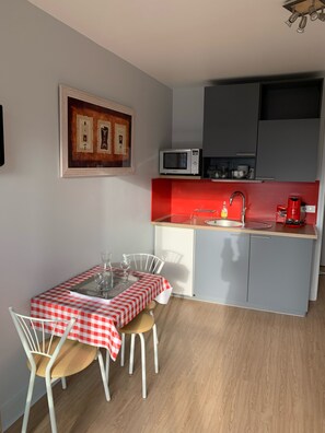 Fridge, microwave, stovetop, coffee/tea maker - Studio waterfront Cabourg, garden view (Cabourg)