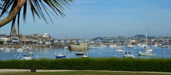 bright, contemporary new villa 2 minutes from beautiful beaches