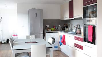 Een koelkast, een microgolfoven, een oven, een kookplaat