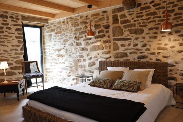 3 bedrooms, desk, iron/ironing board, free WiFi