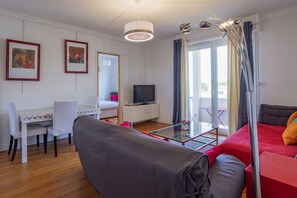 TV, books, offices - Compans airport shuttle congress center (Toulouse)