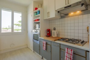 Fridge, microwave, oven, stovetop - Compans airport shuttle congress center (Toulouse)