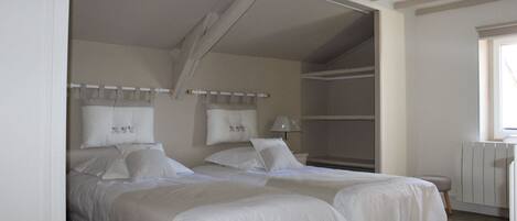 2 habitaciones, insonorización y tabla de planchar con plancha