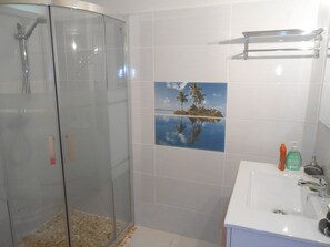 Ducha, secador de pelo, toallas, jabón