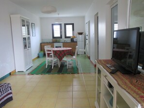 Interior - studio in a character house comtemporaire (Port-Louis)