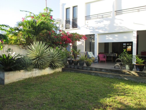 studio in a character house comtemporaire