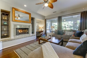 Smart TV, fireplace, video games, DVD player - Walk to Coachella & Stage Coach: Private Pool, Spa, Firepit, Pool Table, Casita (Indio)