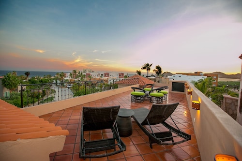 Amazing 3 Bed, 3 Bath, mit 2 Pools, Dachterrasse und atemberaubendem Meerblick